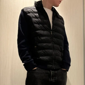 Ralph lauren cardigan - Säljer en Ralph lauren cardigan i 9/10 skick! Nypris:2800 Skriv pm för minsta lilla fråga! Pris kan diskuteras vid snabb och enkel affär! Förlåt för konstigt ljus på tredje bilden, skriv ifall ni vill ha fler bilder!