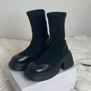 platform-boots  - världens snyggaste men köpte fel storlek för jag e dum i huvudet. stretchig material vid vaderna, väldigt sköna!! endast testade!