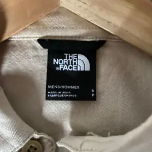 Tjena! Säljer en the north face Overshirt, den är köpt i somras på johnells för 999kr. Endast använd en gång. Säljer den nu för 279kr. Tveka inte på att höra av er vid funderingar!  Kan eventuellt gå med på byten också! 