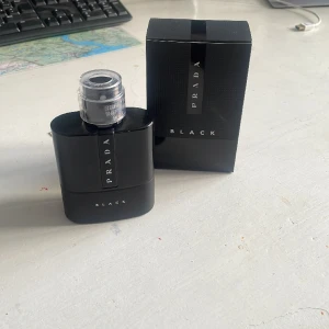Prada black edp 100ml , 90 kvar i flaskan - Söker byten mot min Prada parfym då doften inte är något för mig men bra som vardaglig parfym för alla åldrar , ungefär 90 ml kvar i flaskan , köpt från notino i november håller 6+ h . Säljer för 500 som lägst 👍nypris 1100