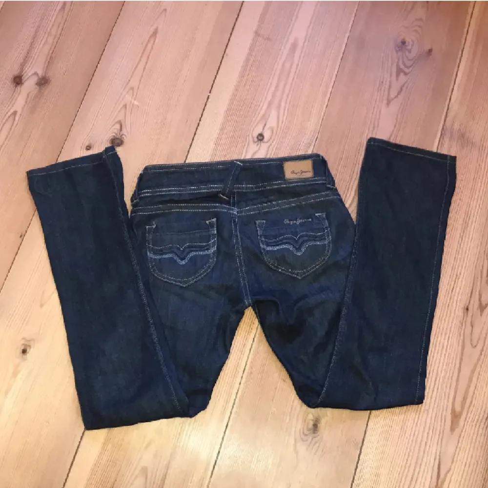 As balla och coola Pepe jeans. Säljer då jag växt ut dom tyvärr, pris kan alltid diskuteras💗. Jeans & Byxor.