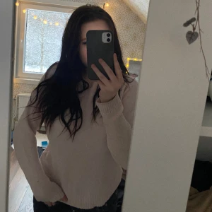 Stickad tröja  - Superfin stickad tröja från vero moda. Ganska nopprig, därav priset, men går såklart att fixa om man vill det. Ganska liten i storleken 🤍