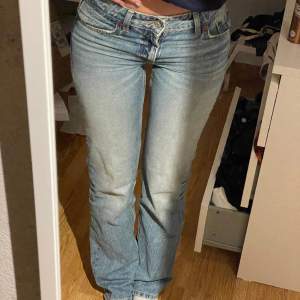 Dessa är ett par blåa jeans med storlek 36 som är helt oanvända med prislapp kvar. De är straight fit och låga i midjan. Bra längd på mig som är ca 170 cm. (De på bilden är inte det par jag säljer utan en storlek mindre då de jag säljer va lite stora💗