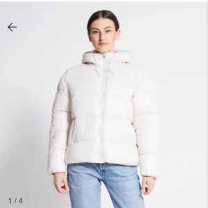 Jacka - Fin vinterjacka som aldrig är använd. Kostar 500kr ny Säljer pga för stor och hann inte lämna tillbaka den innan de var för sent.