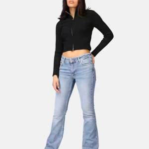 Lågmidjade jeans från Junkyard, använd fåtal gånger, lite slitna längst ner då dem varit för långa på mig💕 slutsåld på hemsidan! Nypris 600