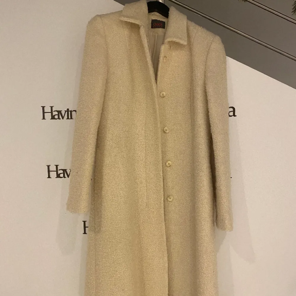 Beige/offwhite kappa i vintage stil.  Storlek: Passar S Kan hämtas i Rönninge  Varan skickas spårbart. Kommer från ett djur- och rökfritt hem. Ta en titt på mina andra annonser! Samfraktar gärna. Bud är bindande och betalning  sker inom två dagar. . Jackor.