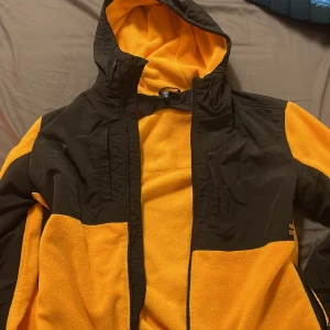 Svart och gul divided jacka - Jätte fin och mysig, passar till alla årstider