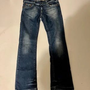 Lågmidjade bootcut jeans  - Lågmidjade bootcut jeans från Only! Midjemått 35 cm rakt över, innerbenslängd 76 cm❤️‍🔥❤️‍🔥