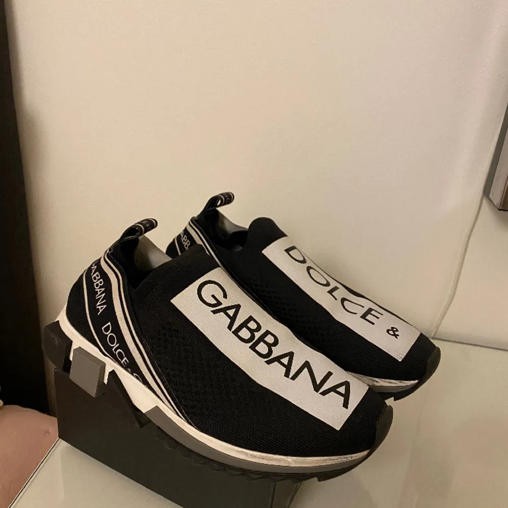 Säljer ett par Dolce & Gabbana sorrento slip on sneakers i storlek 39. Skorna är köpta för två år sedan för 5 000kr.. Skor.