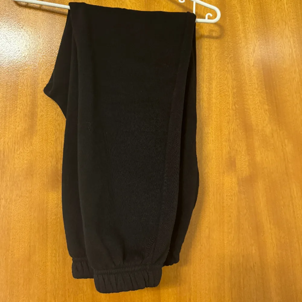 Ett par svarta mjukisbyxa från Gina tricot. Storlek XS. I bra skick. . Jeans & Byxor.