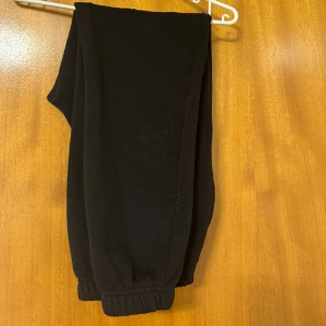Mjukisbyxa  - Ett par svarta mjukisbyxa från Gina tricot. Storlek XS. I bra skick. 