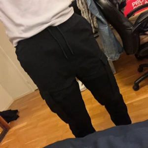 Svarta cargobyxor - Knappt använda svarta cargobyxor från hm,  skick: 9,5/10 (inga defekter)  Skriv för frågor eller fler bilder🤙