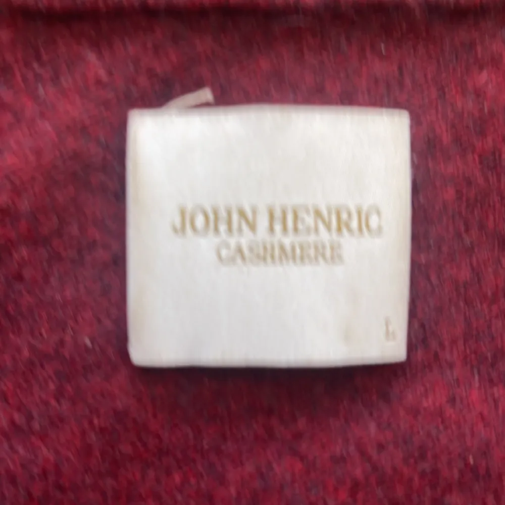 John Henric tröja i 100% kashmir. Otroligt snygg vinröd färg. Perfekt nu under vintern. Strl L passar nog M också!. Stickat.
