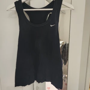 Nike träningslinne i stl L  - Tröjan är i bra skick, den är ganska stor ändå så tror den skulle passa någon i stl xl också. 