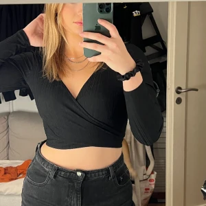 Tröja - Tröja som går att knyta lite hursom och i alla möjliga storlekar. Använd 1-2 gånger så är som ny!