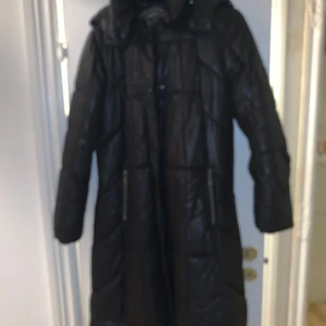 Vinterjacka - En fin varm vinterjacka, den är lång och kommer strax över knät.  Storlek 36