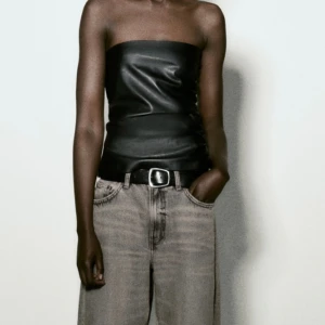 Topp i läderimitation  - lånad bild. Säljer denna toppen från Zara i storlek S då den är förstor för mig. Toppen är aldrig använd.