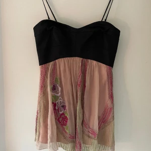 Festtop från Karen Millen  - Säljer tyvärr detta otroligt vackra linne/blus från Karen Millen. Pga att den är för liten. Skulle säga att denna även passar xs. Köpt second hand men aldrig använd, vissa defekter tillkommer, skriv gärna privat så skickar jag bild🙏🏽🥰. Banden går att ta av