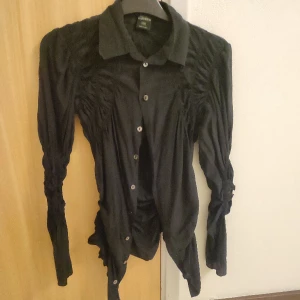 Guliter blus  - Guliter blus märkes blus använd en gång. Gjord av mode designern guilter.  