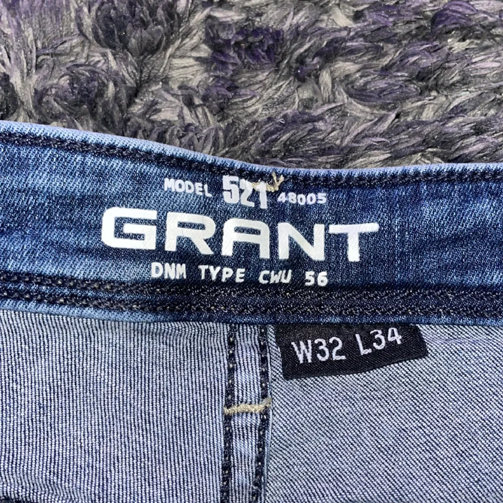 Jeans från märket Grant i modellen 521 ”tapered fit”. Waist 32 Length 34 Helt oanvända och inget slitage. Säljer pga att de ej passar. Köpta för 399.. Jeans & Byxor.