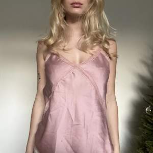 Rosa linne med spets. Inga tecken på användning. Märket heter Mirelle och toppen är tillverkad i Italien.