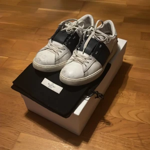 Valentino Skor - Valentino Garavani skor i storlek 39. Använda men fof fint skick. Box o dustbags medföljer. Kontakta gärna vid funderingar eller för mer bilder. Pris ej hugget i sten! 