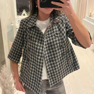 Jacka med trekvarts ärmar - Väldigt fin mönstrad jacka med trekvarts ärmar. Bra skick då den inte har några synliga skador. 