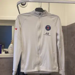 Säljer nu min psg zip pga att den inte kommer till användning längre och passar inte mig längre och hittar ej byxorna till den.  Skick 9/10  Knappast använd  Skriv vid funderingar/ frågor 