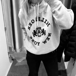 Ass snygg hoodie - Ass snygg ljusgrå hoodie med mörk/vin röd text i sammet och stor skön luva, från Tommy Hilfinger. Använd en gång å sprillans ny. Köpte för 1900 men säljer för 1500 kan kanske gå ner lite. Sicka DM för mer bilder eller info. 