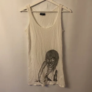 Linne  - Vitt linne med tryck. Märke: James & Nicholson. Storlek: S