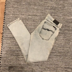 Nudie jeans - Säljer dessa nudie jeans då de inte passar. De står W34 men de sitter som W28 eller W29. Längden är 32. De är ljusblå men ser lite gråa ut.