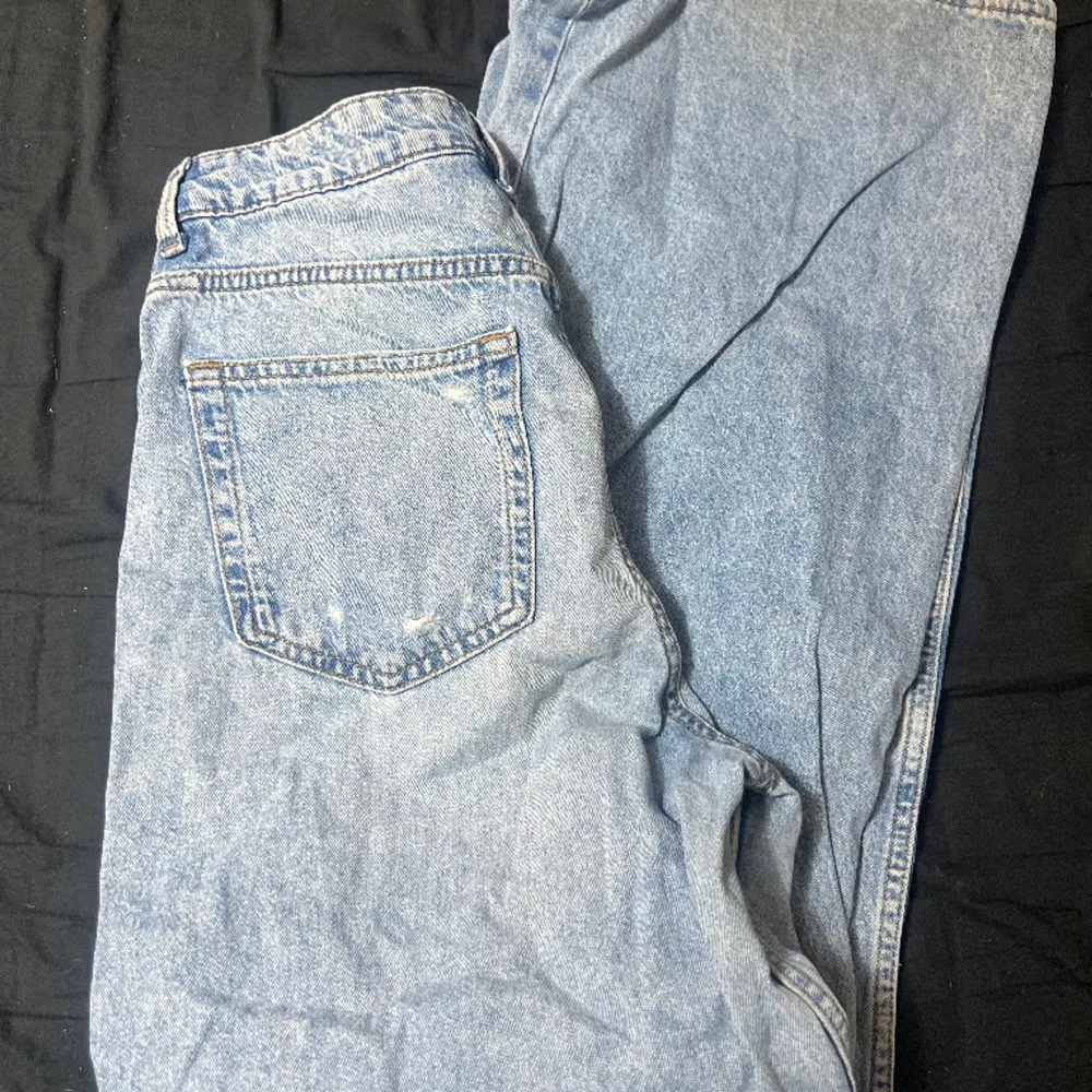 Bredbenta Blåa Jeans i stl 38, säljer pga att de är för små för mig. Super fint skick, alla hål i byxorna är enligt design, alltså inget jag orsakat. Från h&m devided. Super gott skick. . Jeans & Byxor.