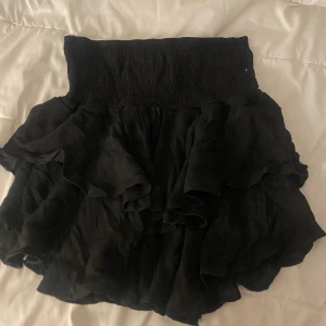 Volangkjol svart - Köpt på bikbok! Använd 3 gånger ungefär, fungerar som topp men även kjol❤️ ej genomskinlig! Storlek L men passar m/L/Xl eftersom det är mycket stretch! 