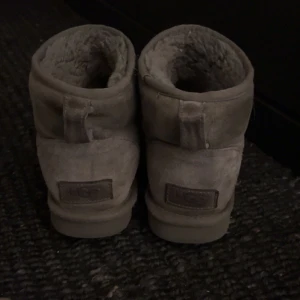 Gråa uggs - Gråa fina uggs som är använda men fortfarande fina, lite mörkare vid tåna därav pris❤️