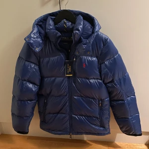 Ralph lauren jacka  - Säljer en Ralph lauren jacka som är HELT NY! storlek S. Nypris 4895kr! Mitt pris 3499kr! Hör gärna av dig om du har frågor!