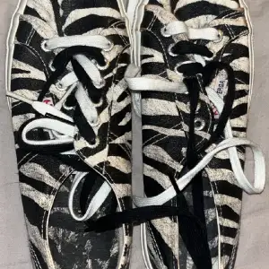 Ett par helt nya sneakers frpn Superga i zebramönster i storlek 40!💗💗