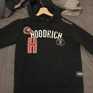 Hej, jag säljer denna svarta Hoodrich hoodie i storlek S. Köpt för 850 på JD sports i somras, 10/10 skick, använd i kanske 2 månader och inga defekter alls