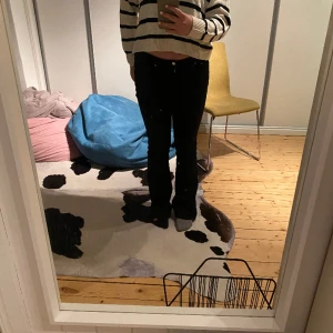 stickad tröja - randig stickad tröja. jättemysig och har bara använt den 1-3 gånger