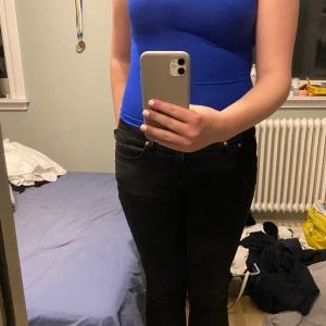 öppen rygg - blå t shirt med öppen rygg jätte snygg men aldrig kommit till användning 