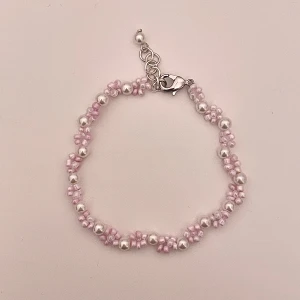 Fint rosa pärlarmband🌸 - Handgjort pärlarmband. Tryck på köp nu om du vill köpa