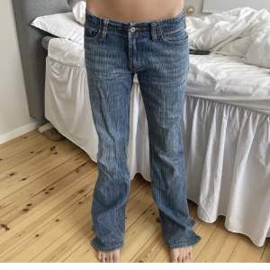 Säljer dessa ur snygga jeans från Brandy Melville, onesize storlek! Jätte fina i bra skick skulle säga att det passar 36-38❤️(inte egna bilder)