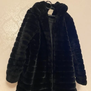 Pälsjacka/ kofta - Har använt den 4 ggr, ser ganska ny ut, passar både Xs och S, priset går att diskutera 