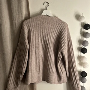 Stickad törja  - en jätte fin varm törja, älskar hur den sitter törjan ör andvänd 1 gång säljer pga att färgen inte passar på mig💓