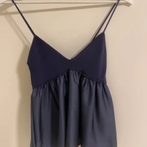 zara topp - en v ringad mörkblå zara topp som inte finns längre, använd 1 gång men känner inte det är nått jag använder. fin till utomlands och ny köpt för 399 och säljer den för 200. inga skador och skicket är som helt nytt.