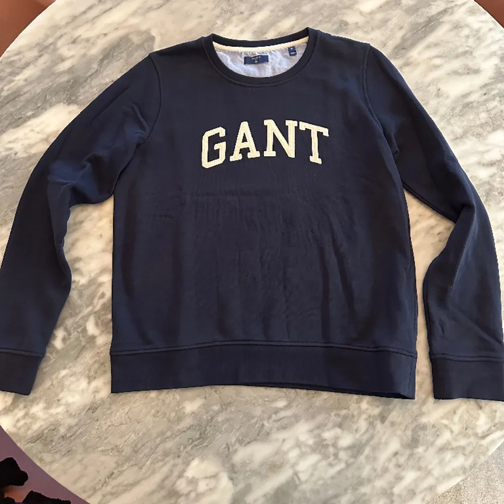 Gant Sweatshirt stl M Nypris 1300kr Använt ändast 2-3 ggr ( nästan helt ny - utan prislapp ) Marinblå . Hoodies.