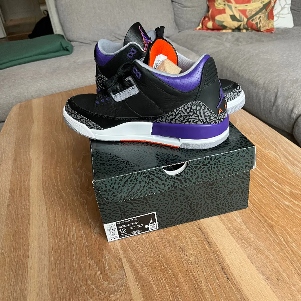 DS (helt nya) Jordan 3 ”Court Purple” i Stlk 46 EU / 12 US. OG låda medföljer. Vid fler frågor eller bilder skriv DM.. Skor.