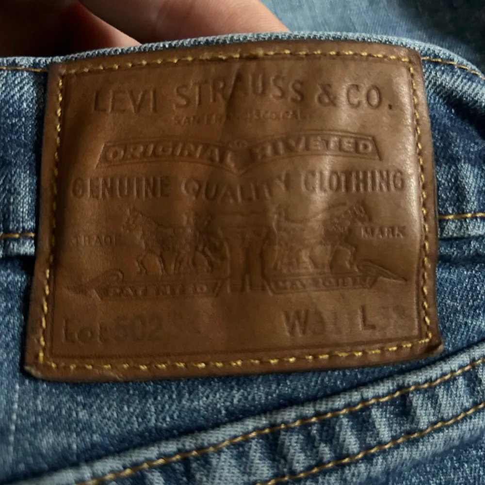 Ett par jeans i absolut topp skick och som dessutom har en extremt snygg tvätt. Nypriset på dessa jeans ligger på runt 1000kr. Längden på byxorna är 100cm midjan 39cm jämför gärna med ett par egna och sen är det fritt fram att använda ”köp nu”.. Jeans & Byxor.