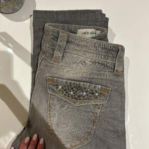 Svinsnygga lågmidjade jeans från mos mosh