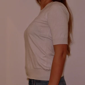 Snygg Finstickad T-shirt  - Denna finstickade T-shirt är ett måste som basic plagg ❤️