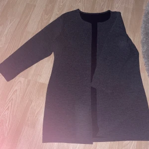 Blazer  - Grå blazer i storlek L 